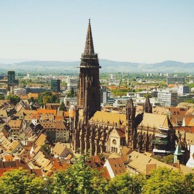Blick über die Altstadt von Freiburg mit dem Münster