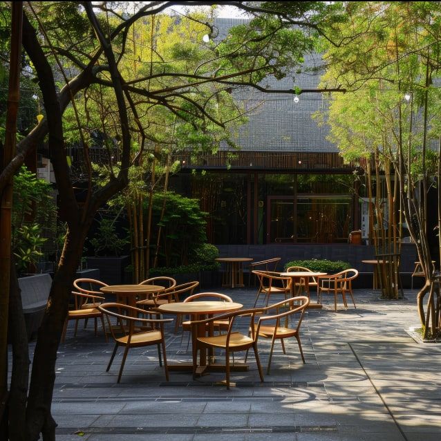 Terrasse eines Restaurants mit Tischen unter Bäumen